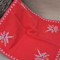 rød-kvadratisk-lysedug-broderet-lys-klokker-grangrene-hvidt-gammel-juleting